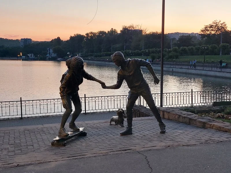 Бульварная скульптура - "Подруга, такса и скейтборд" — Кишинёв — фото 1