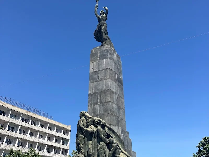 Памятник Героям-Комсомольцам — Кишинёв — фото 1